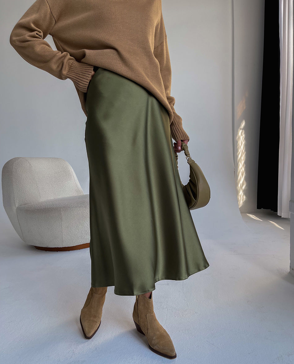 Philomena | A-Line Satin Midi Skirt with Side Zipper and Mid-Calf Hem